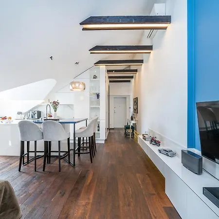 Charming Attic By Old Town! *