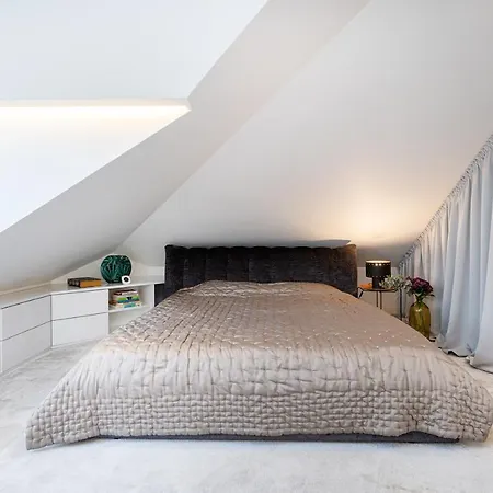 דירה Charming Attic By Old Town!
