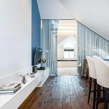 Charming Attic By Old Town! Apartament