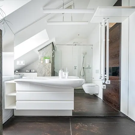 Charming Attic By Old Town! דירה *