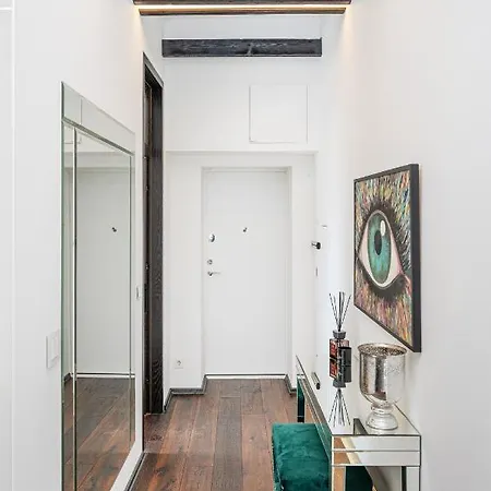 דירה Charming Attic By Old Town! *