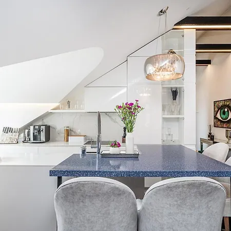 Charming Attic By Old Town! דירה