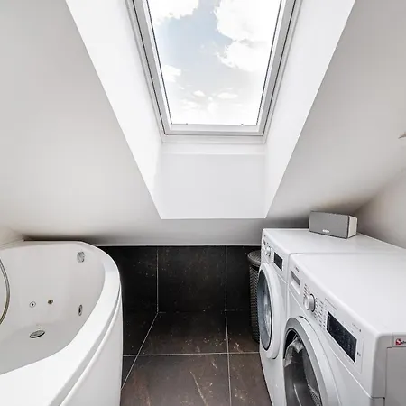 Charming Attic By Old Town! דירה