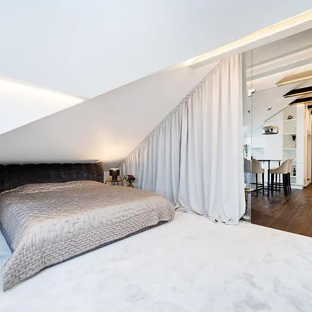 Charming Attic By Old Town! * וילנה
